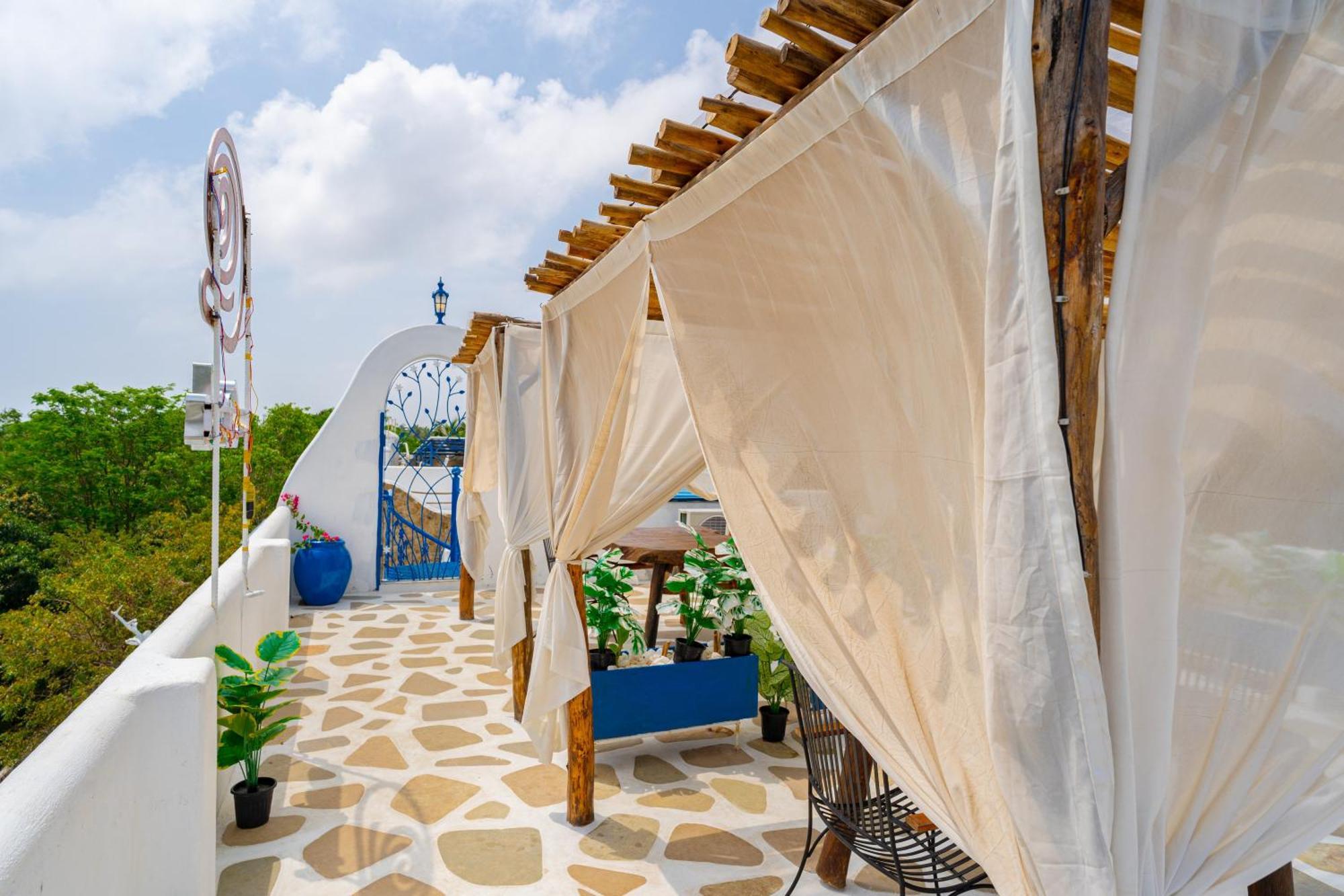Conch Resort Luxury Private Pool Suites 蓬蒂切里 外观 照片